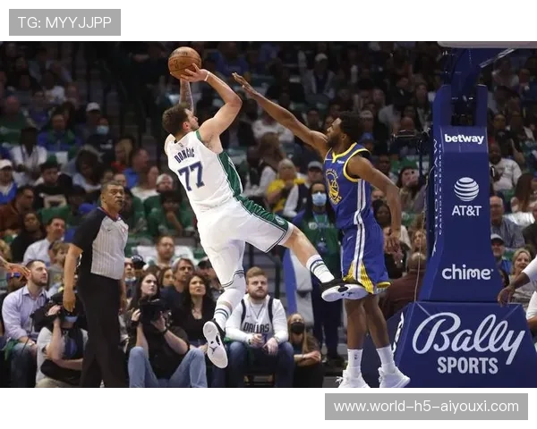 东契奇步伐灵活晃倒对手后命中，独行侠全场惊呼